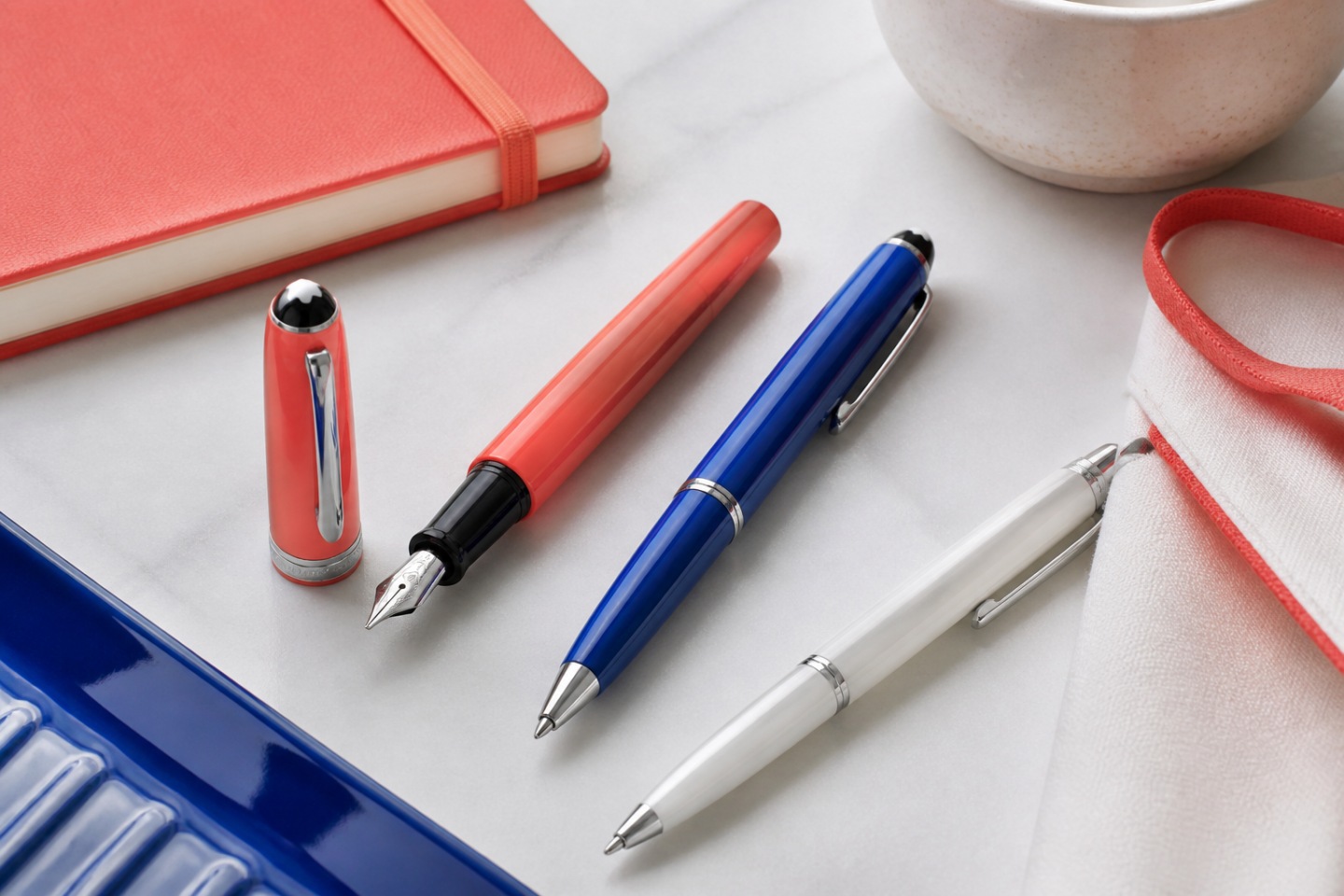 Uma Montblanc menos solene — imagem editorial exclusiva relacionada a Montblanc Generation: cor e informalidade no catálogo da marca