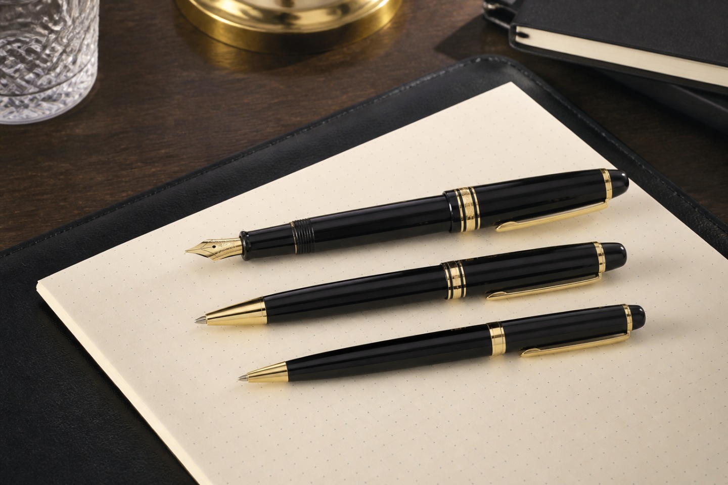 Um formato intermediário — imagem editorial exclusiva relacionada a Meisterstück 145 Classique: uma Montblanc para o uso diário