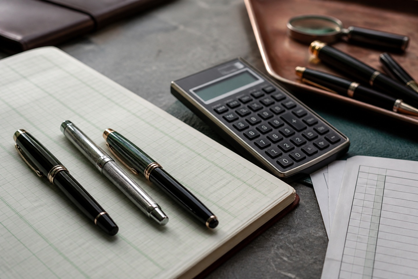Calcule o custo total — imagem editorial exclusiva relacionada a Como comparar preços de Montblanc no mercado secundário