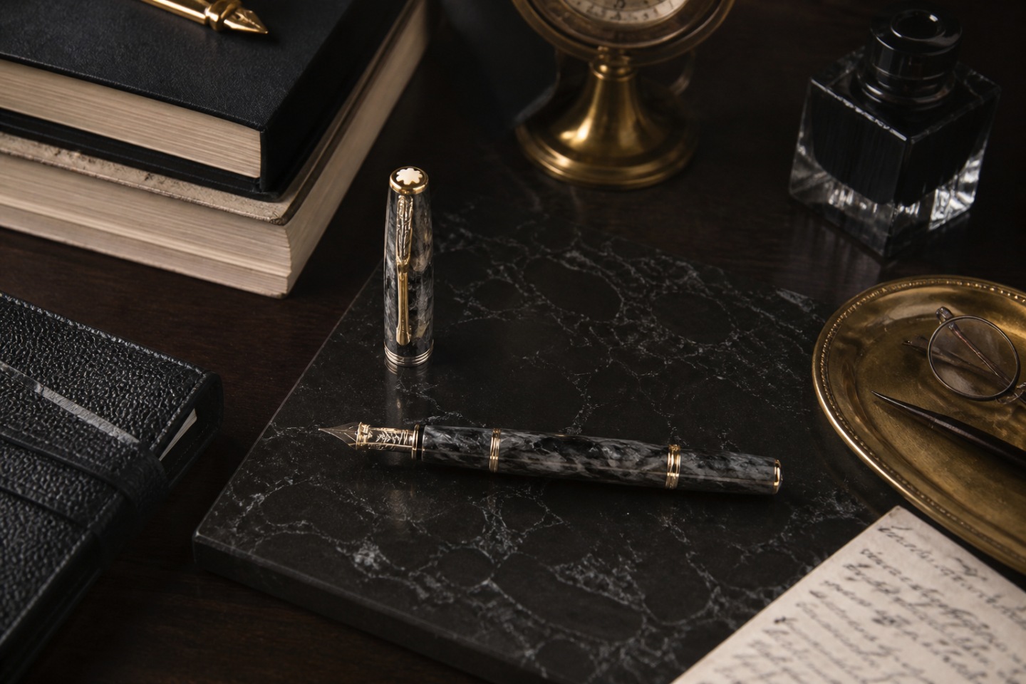 Literatura convertida em design — imagem editorial exclusiva relacionada a Writers Edition: um guia para a série de escritores da Montblanc