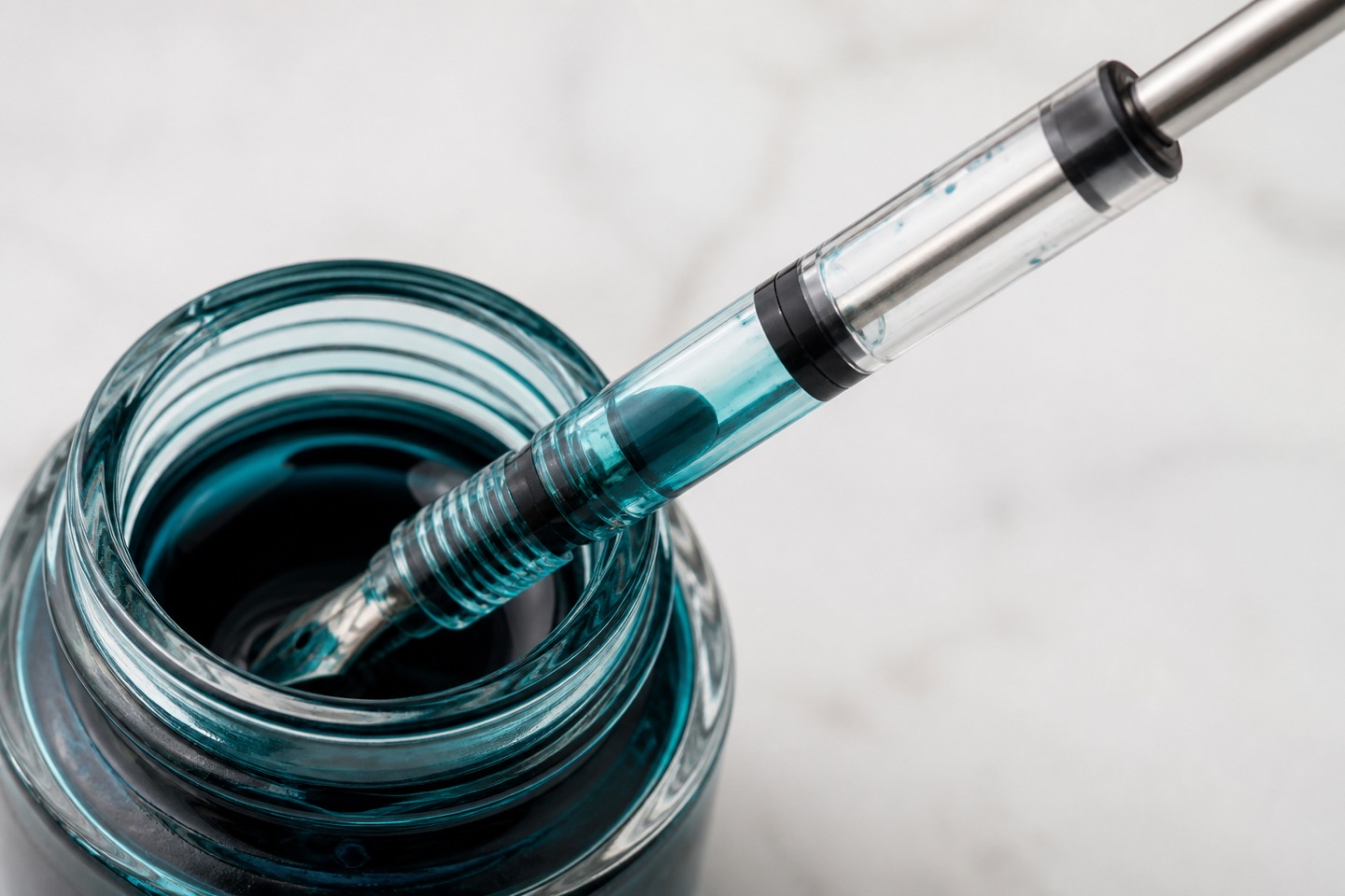 Aspiração da tinta — imagem editorial exclusiva relacionada a Como funciona o pistão de uma caneta Montblanc